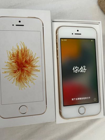 Лот: 18988945. Фото: 1. iPhone se 16gb gold. Смартфоны