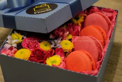 Лот: 7353956. Фото: 1. FlowerBox с макарунами (роза... Свежие цветы