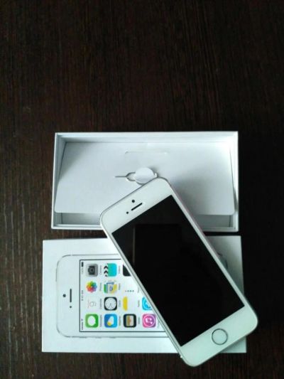 Лот: 9173260. Фото: 1. IPhone 5s Silver 16Gb в использовании... Смартфоны
