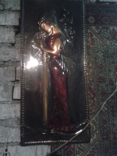 Лот: 6403804. Фото: 1. Картина из меди девушка с мечом. Картины, рисунки
