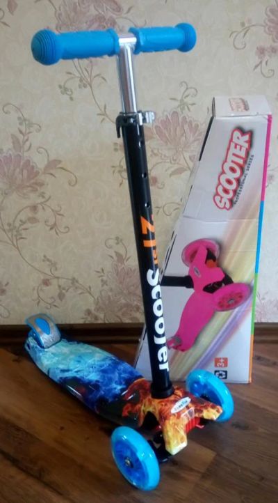 Лот: 11307018. Фото: 1. Самокат ScooTer Maxi Print Светящиеся... Самокаты