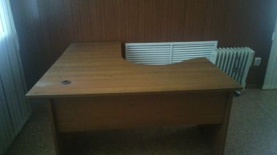 Лот: 10069199. Фото: 1. офисный стол с тумбой (угловой... Компьютерные и письменные столы