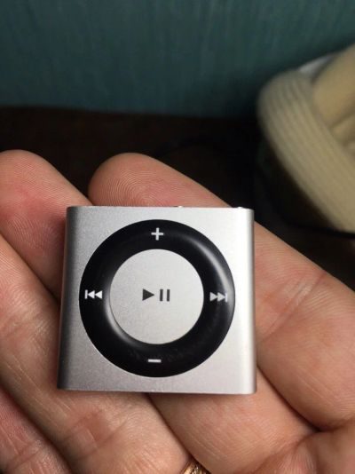Лот: 9785970. Фото: 1. Apple iPod shuffle 4 2Gb серебро. Плееры