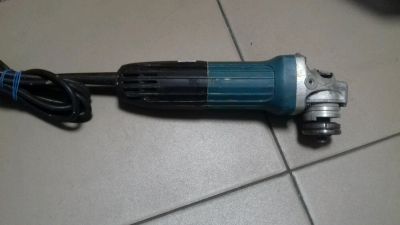 Лот: 12249549. Фото: 1. Угловая шлифмашина сетевая makita... Электроинструмент