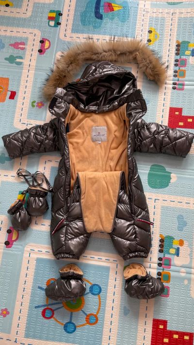 Лот: 18884443. Фото: 1. Комбинезон Moncler, 80 см. Костюмы, пиджаки, комбинезоны