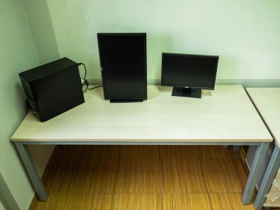 Лот: 16493809. Фото: 1. Широкий, крепкий стол на металлокаркасе... Компьютерные и письменные столы