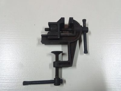 Лот: 20995695. Фото: 1. маленькие тиски. Ручной инструмент