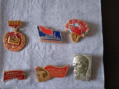 Лот: 19490371. Фото: 1. Значки СССР: 7 октября день конституции... Сувенирные