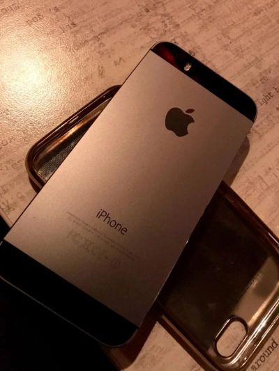 Лот: 10290102. Фото: 1. iPhone 5 s. Смартфоны