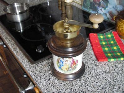 Лот: 800415. Фото: 1. Кофемолка механическая. Кружки, стаканы, бокалы