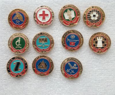 Лот: 19532785. Фото: 1. Значки Юные. Сувенирные