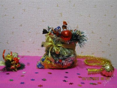 Лот: 2339336. Фото: 1. Букет из конфет - мешок Деда Мороза. Букеты из конфет, игрушек