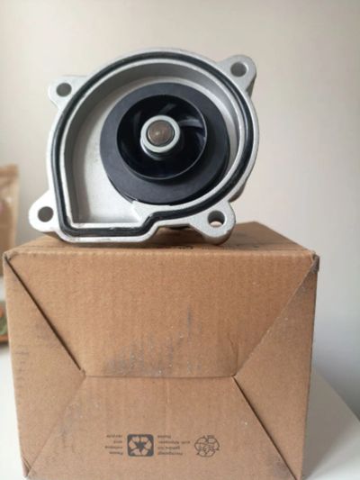 Лот: 24592427. Фото: 1. Помпа (насос водяной) Volkswagen... Двигатель и элементы двигателя
