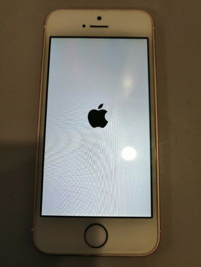 Лот: 15158855. Фото: 1. Смартфон Apple iPhone SE 32 ГБ... Смартфоны