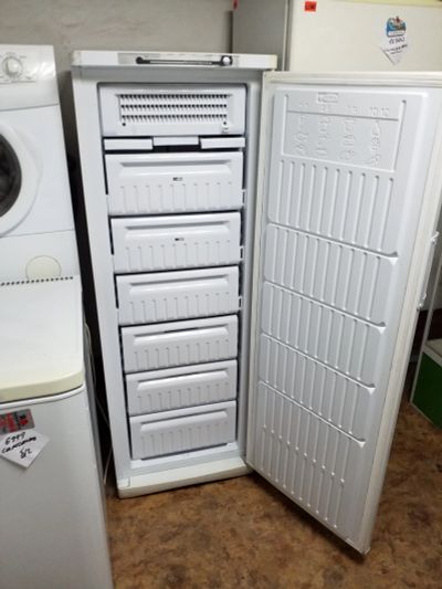 Лот: 12834541. Фото: 1. Большая морозилка indesit состояние... Холодильники, морозильные камеры