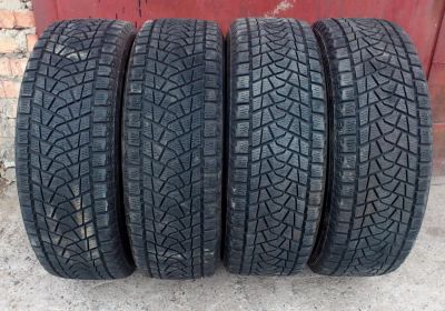 Лот: 3025899. Фото: 1. Зимняя резина 225 65 R17 Bridgestone... Шины