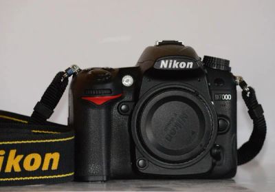Лот: 3034335. Фото: 1. Nikon D7000 + Батарейный блок... Цифровые зеркальные