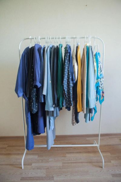Лот: 9857786. Фото: 1. Вешалка напольная, Ikea + плечики... Вешалки для одежды