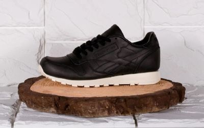 Лот: 10768505. Фото: 1. Кроссовки Reebok Classic Leather... Кеды, кроссовки, слипоны