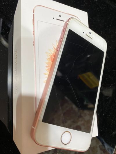 Лот: 15485290. Фото: 1. iphone SE идеал. Смартфоны
