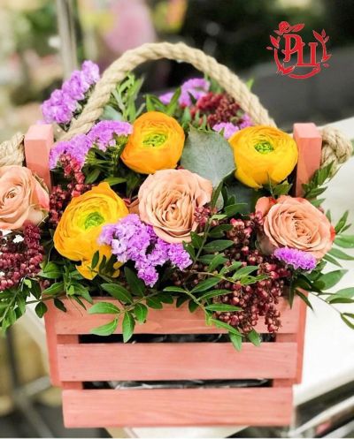 Лот: 15296365. Фото: 1. Цветы в деревянном ящике "Солнечный... Свежие цветы