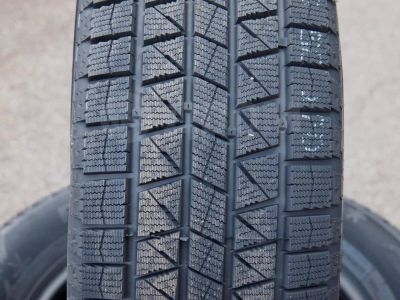 Лот: 24399307. Фото: 1. Зимняя резина 215/55 R-16 "Royal... Шины