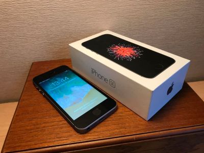 Лот: 10736951. Фото: 1. iPhone SE 32 GB Space Gray Ростест... Смартфоны
