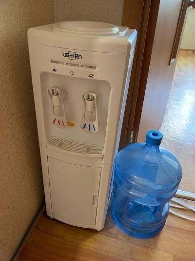 Лот: 20904439. Фото: 1. Кулер для воды с рубля!. Чайники, кофемашины, кулеры