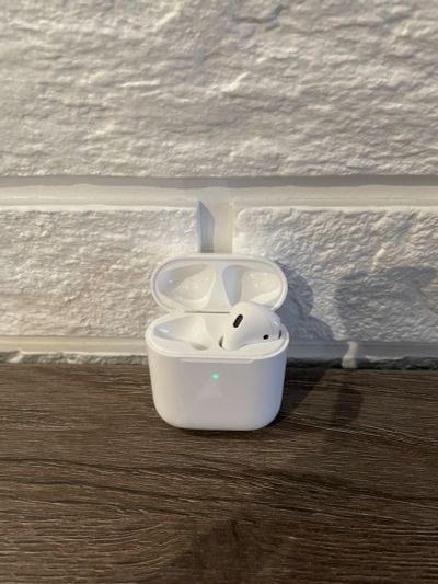 Лот: 18627265. Фото: 1. AirPods 2 с беспроводным кейсом... Наушники, гарнитуры