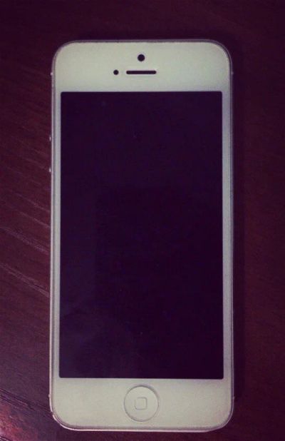Лот: 6204100. Фото: 1. IPhone 5 white 32gb срочно!. Смартфоны