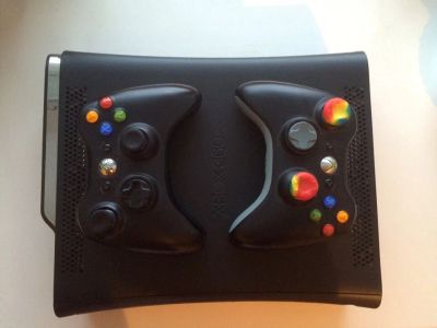 Лот: 8496517. Фото: 1. Xbox 360 120GB + 2 джойстика... Игровые приставки, консоли