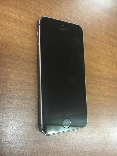 Лот: 10459372. Фото: 1. iPhone SE 32gb space grey гарантия... Смартфоны