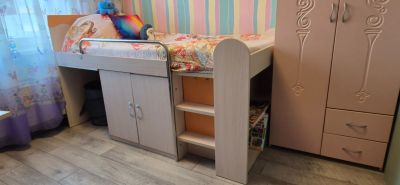 Лот: 24993699. Фото: 1. Детская кровать + стол. Детские кровати и кроватки