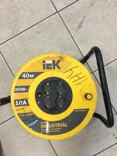 Лот: 11283997. Фото: 1. Удлинитель на катушке IEK 4 гнезда... Удлинители, тройники, сетевые фильтры