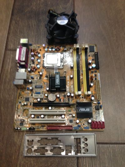 Лот: 14775451. Фото: 1. Комплект мат.плата S775 ASUS P5B-VM... Материнские платы