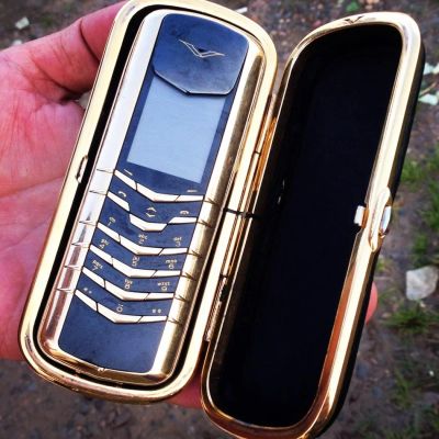 Лот: 4305247. Фото: 1. VERTU золотой оригинал. Кнопочные мобильные телефоны