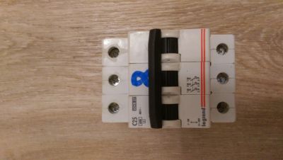 Лот: 14759533. Фото: 1. Автомат legrand 25 A. Автоматы, пакетники, предохранители