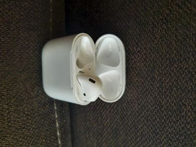 Лот: 17669844. Фото: 1. Airpods 1 кейс и правый наушник. Наушники, гарнитуры