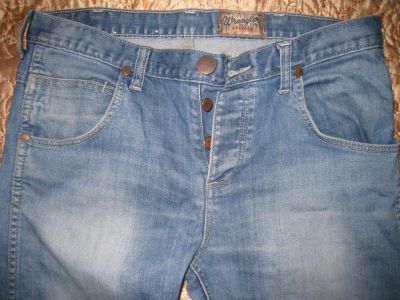 Лот: 7319888. Фото: 1. Узкие джинсы Wrangler. Размер... Брюки, джинсы, шорты