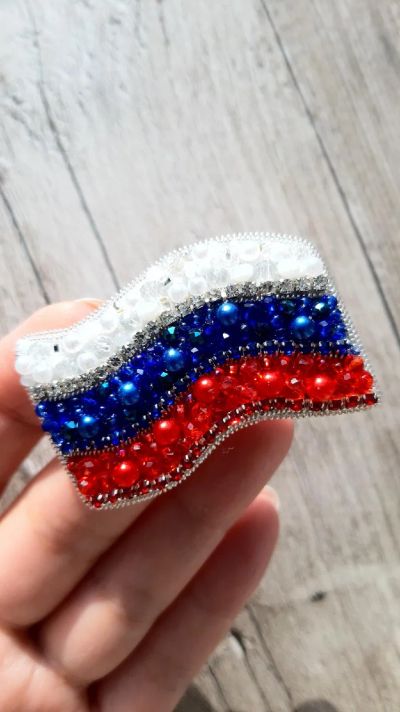 Лот: 20226942. Фото: 1. Брошь Флаг России ручной работы. Бижутерия ручной работы