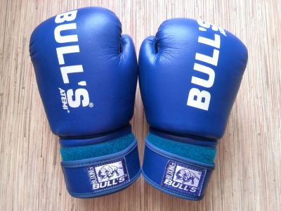 Лот: 5522747. Фото: 1. Перчатки боксерские BULLS/иск... Одежда для боевых искусств