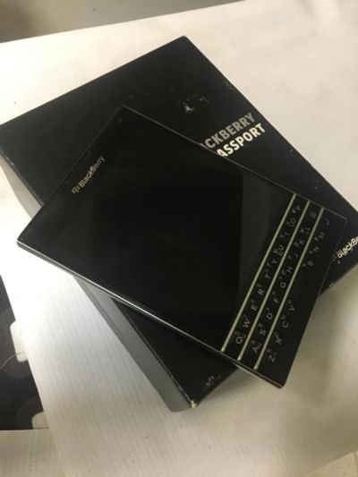 Лот: 10751187. Фото: 1. Blackberry Passport. Смартфоны