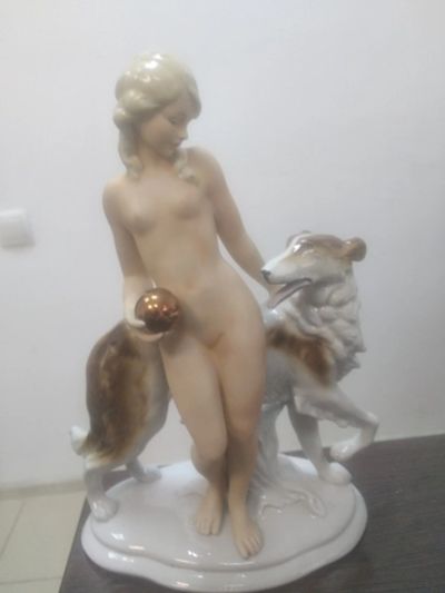 Лот: 16484806. Фото: 1. Статуэтка девушка с собакой Fasold... Фигурки, статуэтки