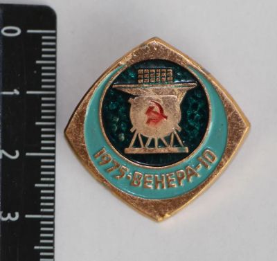 Лот: 11125260. Фото: 1. Значок: 1975 год Венера-10. (Пл... Сувенирные