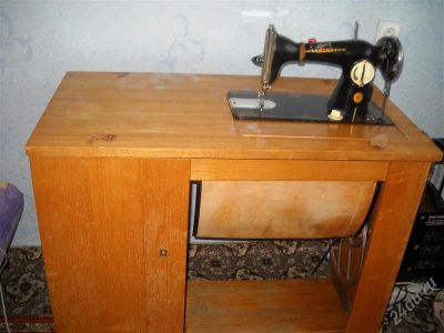 Лот: 935529. Фото: 1. Швейная машина на станине. Швейная, вязальная