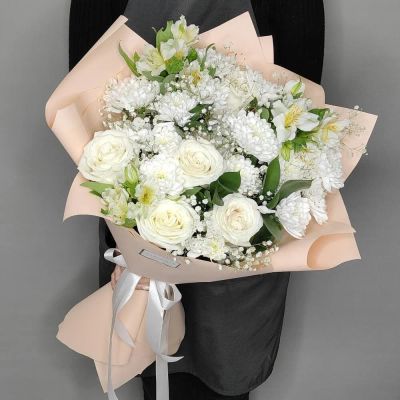 Лот: 19534123. Фото: 1. Букет из белоснежных роз, хризантемы... Свежие цветы