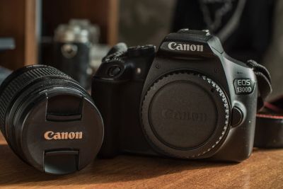 Лот: 14391083. Фото: 1. Фотоаппарат Canon EOS 1300D Kit... Цифровые зеркальные