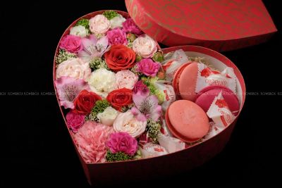 Лот: 7465243. Фото: 1. FlowerBox с макарунами (альстромерия... Свежие цветы