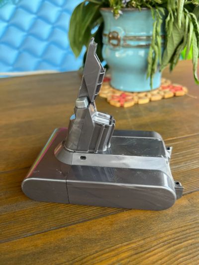 Лот: 20619461. Фото: 1. Аккумулятор dyson v7 sv11 (неисправен... Запчасти, комплектующие для пылесосов, утюгов