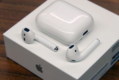 Лот: 16531041. Фото: 1. Apple AirPods 2 с беспроводной... Наушники, гарнитуры